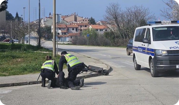 Vozač romobila u srazu s automobilom odbačen na pješake-162417