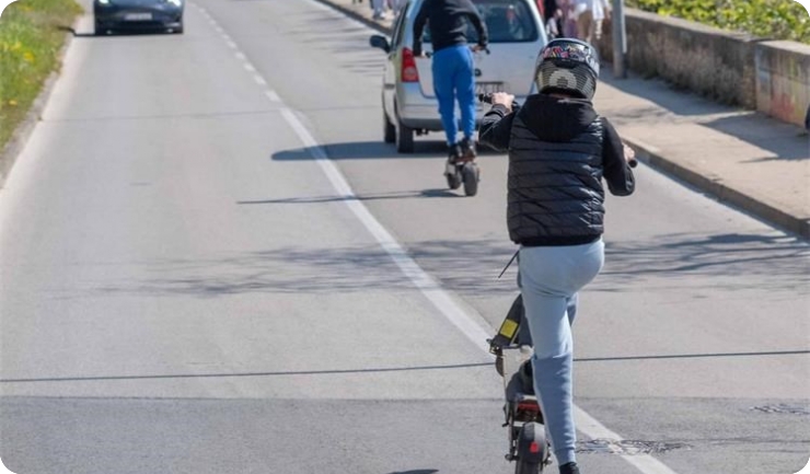 Policija od maloljetnika oduzela petarde i prejaki romobil-157412