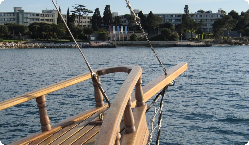 Crveni otok kraj Rovinja; oaza mira i zelenila-77559