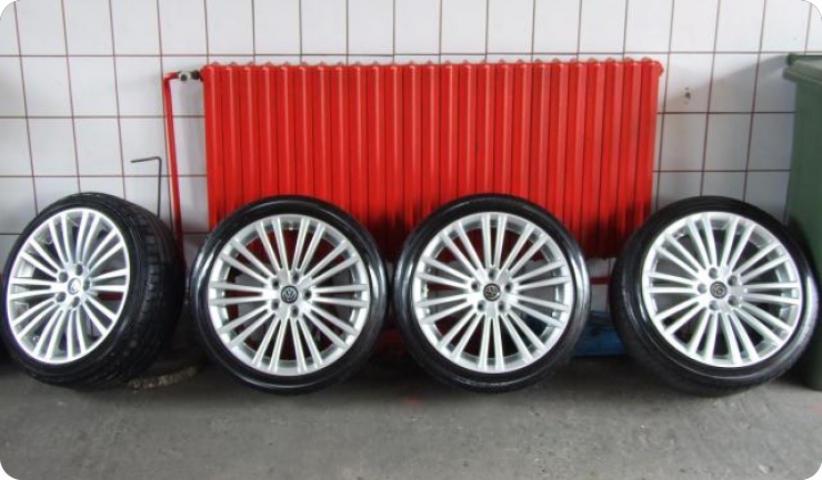 Ukrao s automobila sve četiri gume pa namontirao nove-63262