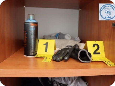 Policija prijavila petoricu mladića zbog oštećenja tuđe stvari-154293