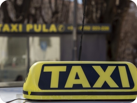 Taksi vozač u Puli vozio pod utjecajem alkohola, dobio sedam dana zatvora-154925