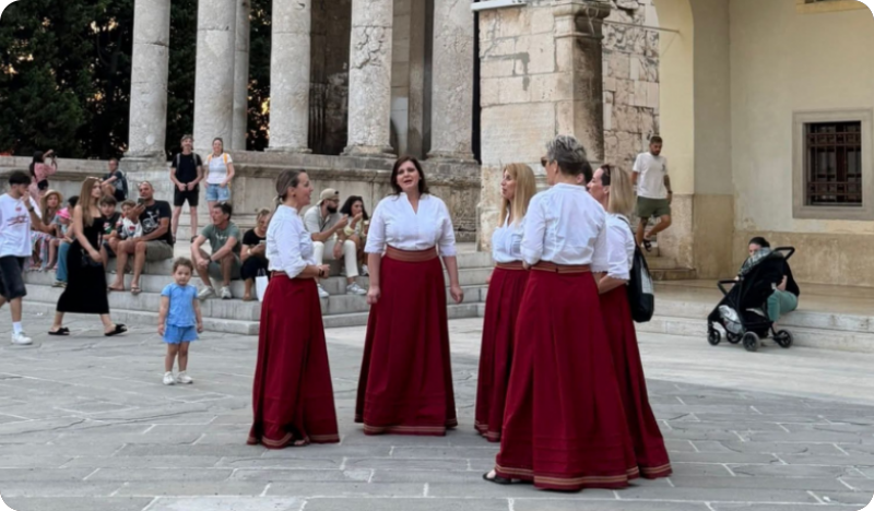 Sutra Pula odjekuje klapskom pjesmom - ženska klapa Teranke šeta i pjeva gradom-153939