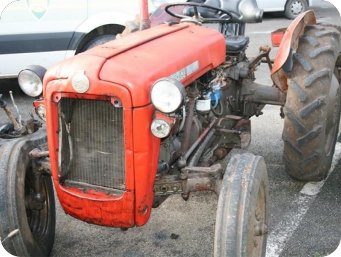 Traktor je prešao preko muškarca dok ga je popravljao-125078
