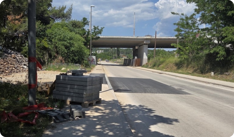 Ulaz u Veli Vrh za pješake? Može, ali preko paleta i betonskih blokova-160917