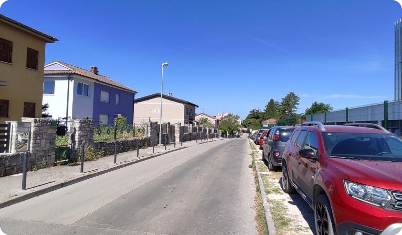 Uvodi se red u parkiranju, u Valvazorovoj ulici postavljeni stupići na nogostupu-127009