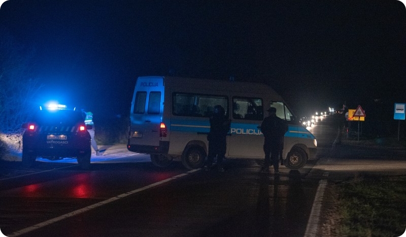 Zapalilo se teretno vozilo koje je prevozilo bale sijena-125775