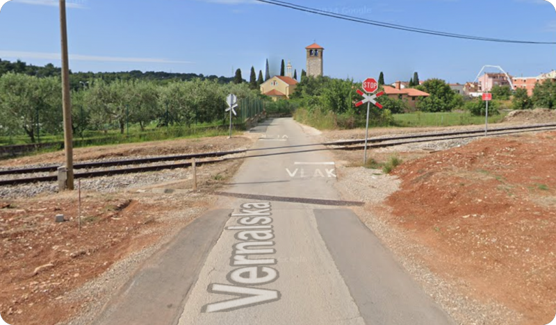 25-godišnjak se nije zaustavio pred prugom, na automobil naletio vlak-162665