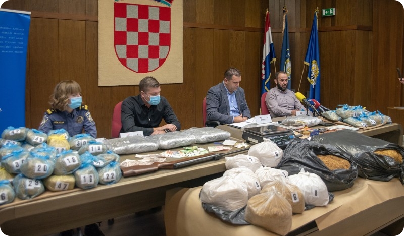 Osumnjičeni su trgovali s najmanje 8.6 tona duhana koji nije označen duhanskim markicama Ministarstva financija-123374